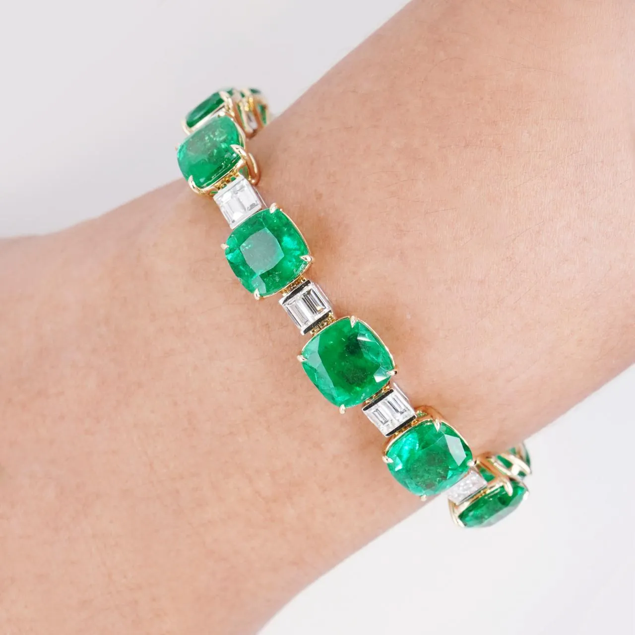 30.76 cts Minor Oil Colombian Emerald with Diamond Bracelet (ENQUIRE)