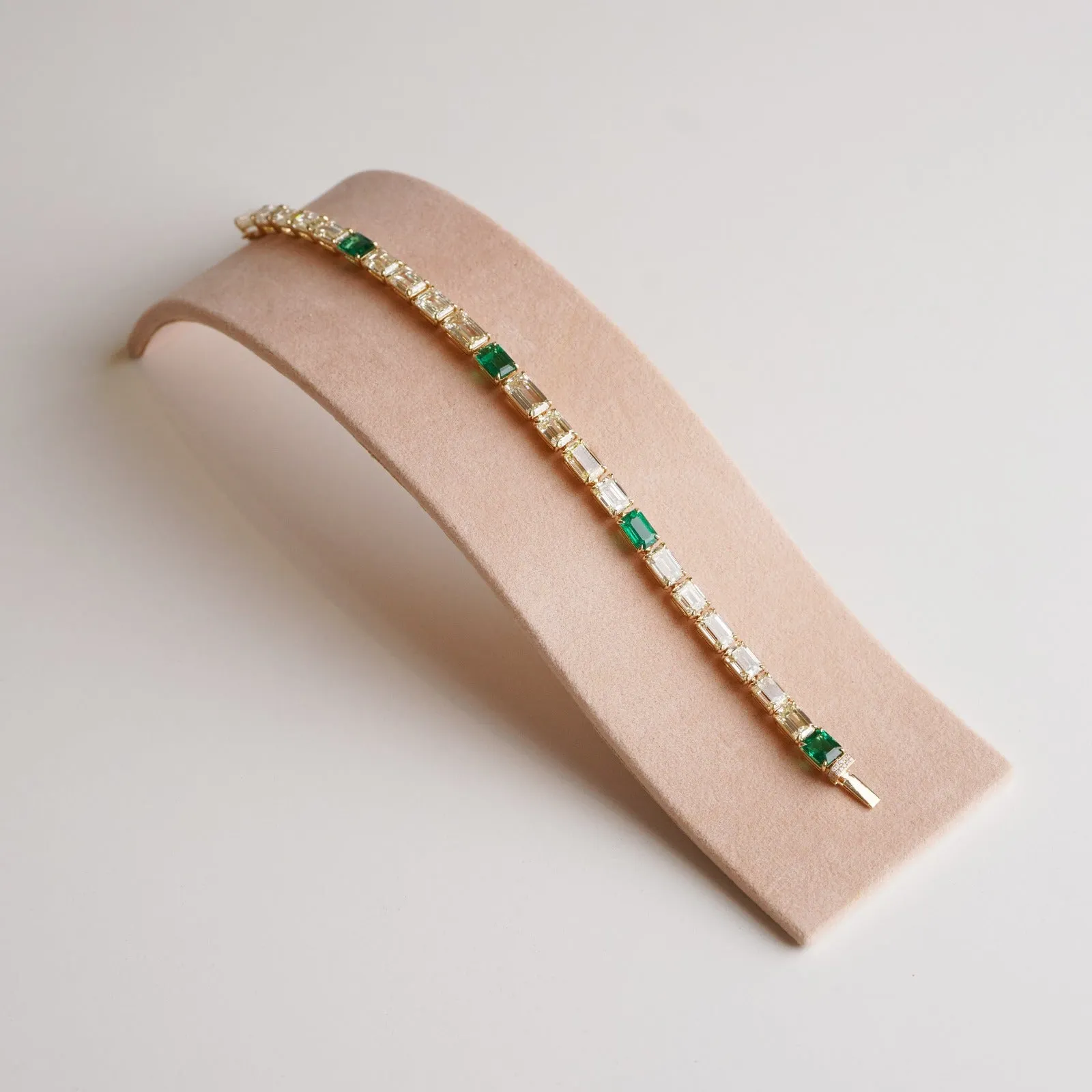 3.47 cts Emerald with Diamond Bracelet (ENQUIRE)